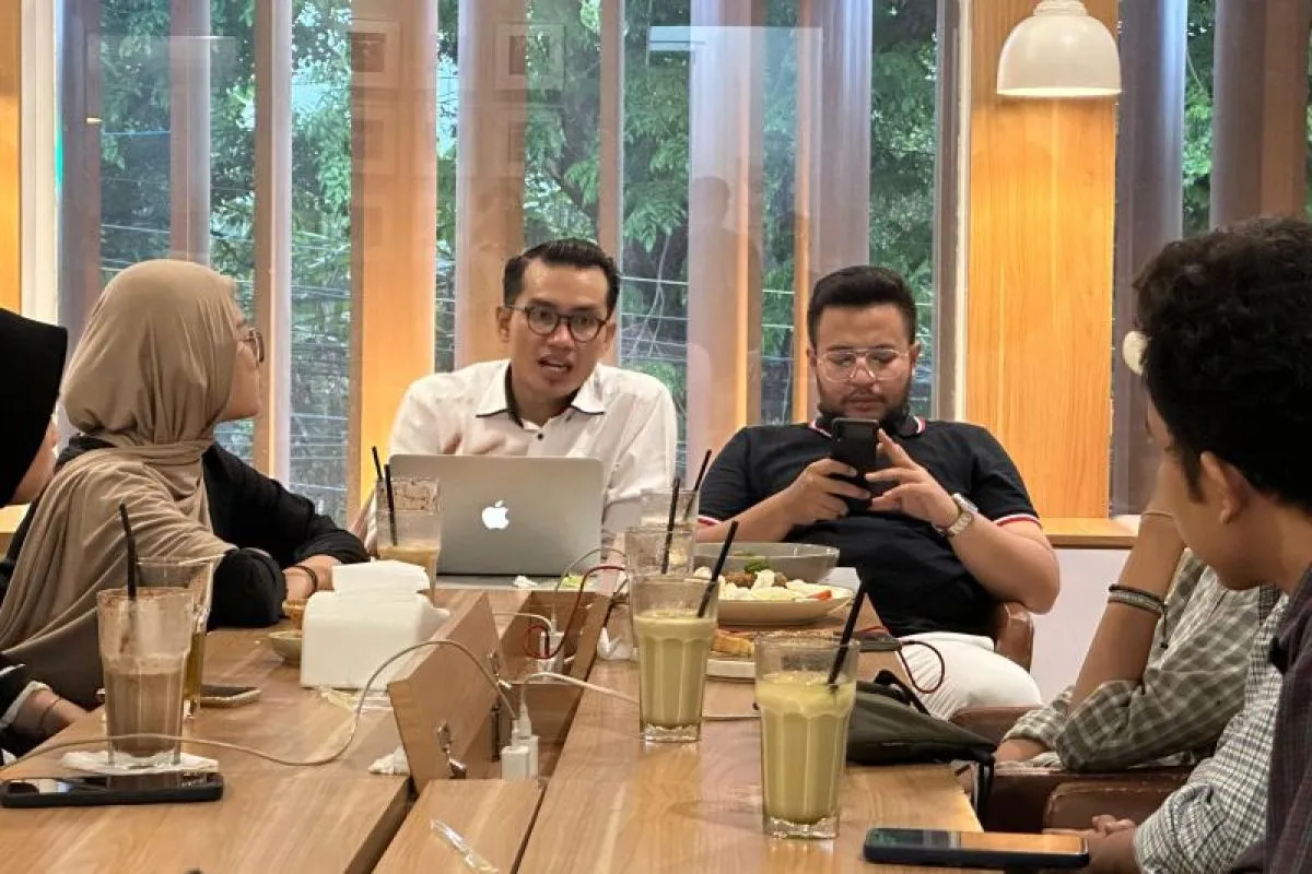 Ketua Umum PP Sarekat Demokrasi Indonesia (SDI) M. Andrean Saefudin (kiri) dalam kegiatan focus group discussion (FGD) di Jakarta, Jumat (17/11/2023). ANTARA/Dokumentasi Pribadi